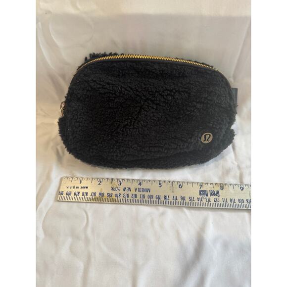 Everywhere Belt Bag Fleece - Picture 4 of 6